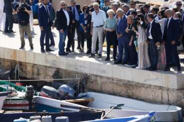 Migranti, Meloni e von der Leyen a Lampedusa accolte dalle proteste: la farsa dell’hotspot ripulito e “silenziato”