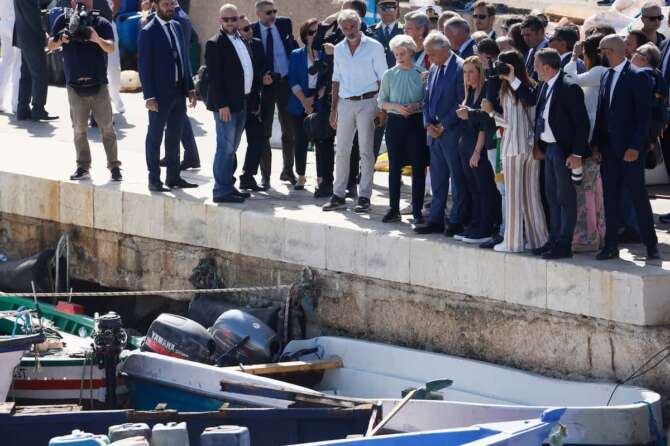Migranti, Meloni e von der Leyen a Lampedusa accolte dalle proteste: la farsa dell’hotspot ripulito e “silenziato”