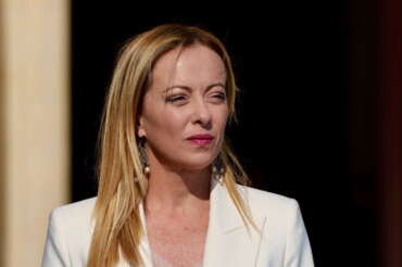 Spread in salita, Meloni e FdI vedono complotti contro l’esecutivo: “Soliti noti vorrebbero governo tecnico”