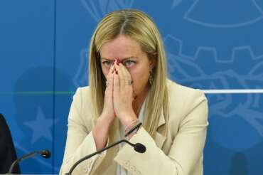 Crollano il governo e Giorgia Meloni, fine della luna di miele con gli italiani nell’ultimo sondaggio SWG