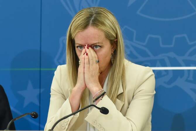 Crollano il governo e Giorgia Meloni, fine della luna di miele con gli italiani nell’ultimo sondaggio SWG
