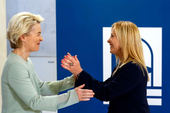 Migranti a Lampedusa, oggi sull’isola von der Leyen con Meloni: la premier vuole la linea dura