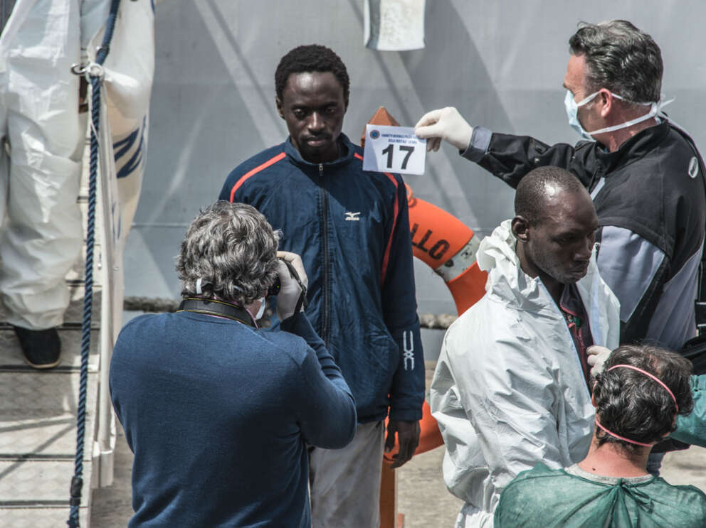 migranti foto prima