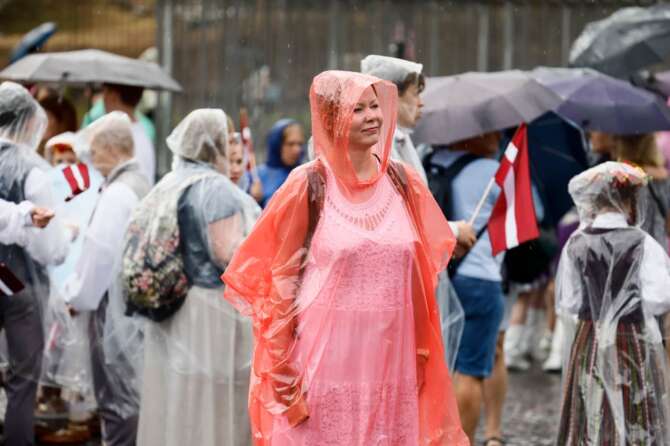 Meteo, il ciclone Medicane sfiora l’Italia con venti forti e mareggiate: al Nord temperature oltre le medie