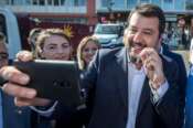 Ossessione crocifisso, la Lega di Salvini ripresenta una legge sull’obbligo: la sfida con Meloni anche “religiosa”