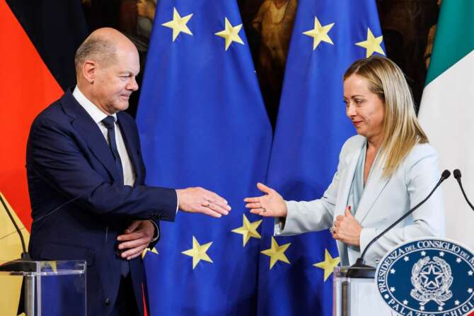 Meloni scrive a Scholz sui migranti e rilancia le bugie sul pull factor: “Fondi a Ong moltiplicano partenze”