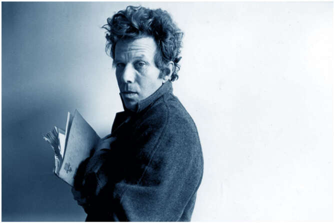 Chi è Tom Waits, il cantastorie divino che dirige i venti con la voce