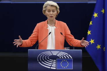 Von der Leyen, ultimo discorso sullo Stato dell’Unione: appello a Draghi e a “nuovi patti tunisini” sorvolando sui diritti umani violati