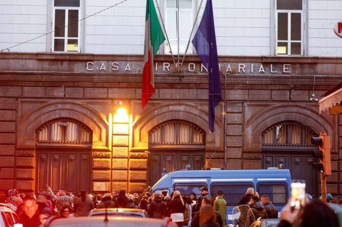 Perché il carcere di Poggioreale va chiuso, urgenza non rinviabile