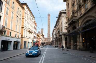 Cosa sta succedendo alla Torre Garisenda a Bologna: l’allarme per le oscillazioni e la chiusura della strada