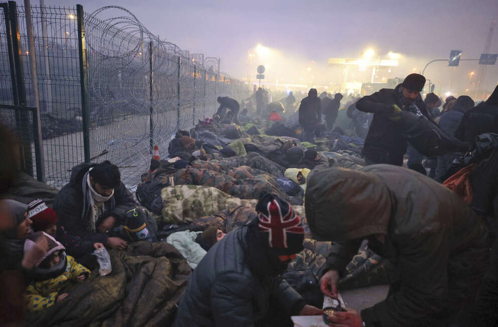 Migliaia di migranti ammassati al confine tra Polonia e Bielorussia
Migliaia di migranti ammassati al confine tra Polonia e Bielorussia