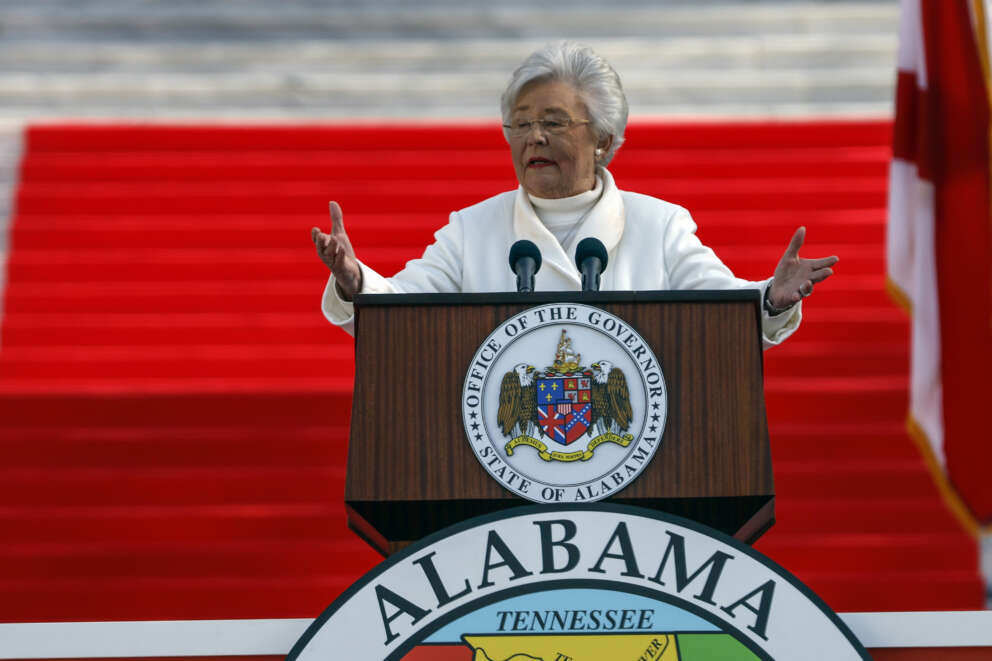 Il governatore dell’Alabama Kay Ivey giura per il suo secondo mandato