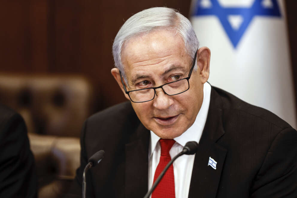 Benjamin Netanyahu partecipa a una riunione di gabinetto presso l’ufficio del primo ministro a Gerusalemme