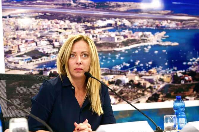 Meloni apre la guerra civile sui migranti: “Un pezzo di Italia fa di tutto per favorire l’immigrazione illegale”
