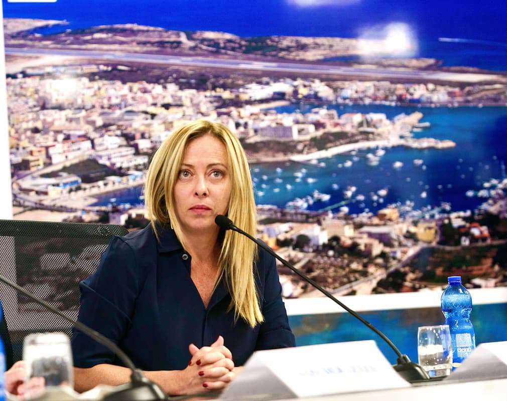 Meloni apre la guerra civile sui migranti: “Un pezzo di Italia fa di tutto per favorire l’immigrazione illegale”