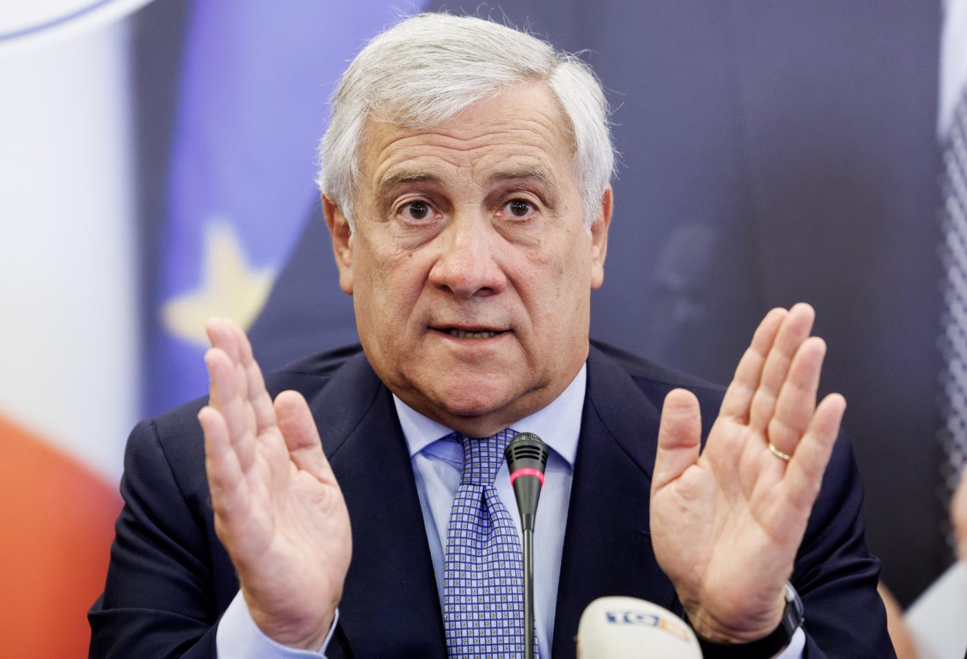 Tajani prova a frenare il bellicismo della Meloni: “Sventare il rischio di una escalation”