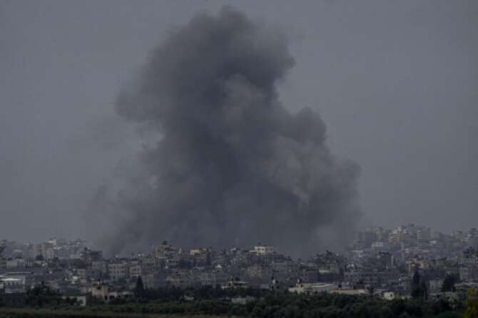 Bombe sull’ospedale a Gaza: Hamas e Israele giocano a darsi la colpa, sotto le macerie donne e bambini
