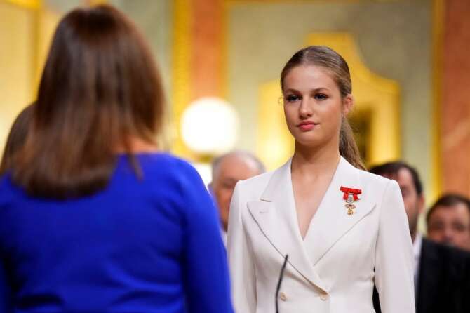 Leonor di Borbone giura da erede al trono alle Cortes, di spalle la presidente del Congresso dei Deputati, Francina Armengol