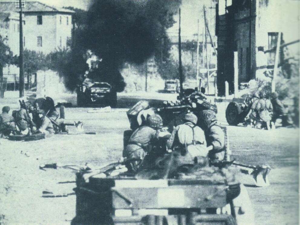 8-settembre-43-a-Roma-zona-Eur-Montagnola-autoblindo-italiana-colpita-da-anticarro-tedesco