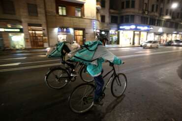 Perché Deliveroo e Ubereats sono state condannate a pagare i contributi ai rider