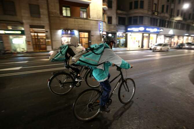 Perché Deliveroo e Ubereats sono state condannate a pagare i contributi ai rider