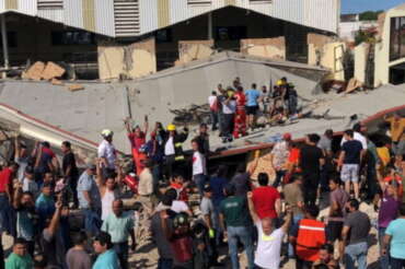 Crolla tetto di una chiesa in Messico durante un battesimo