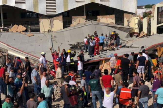 Crolla tetto di una chiesa in Messico durante un battesimo