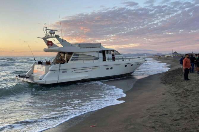 Il mistero dello yacht arenatosi a Fregene