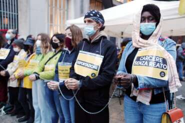 Perché i Cpr sono una truffa, chiamiamoli col loro nome: carceri