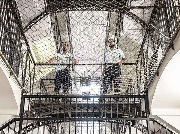 Incappucciato e pestato dallo Stato, a Reggio Emilia