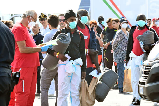 In Italia 1,6 milioni di migranti vivono in povertà assoluta