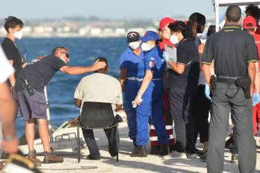 Sanità a pagamento per i migranti, è una legge razziale come quella del 1938