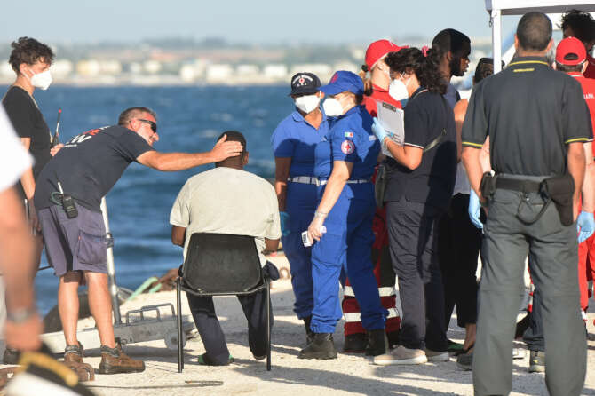 Sanità a pagamento per i migranti, è una legge razziale come quella del 1938