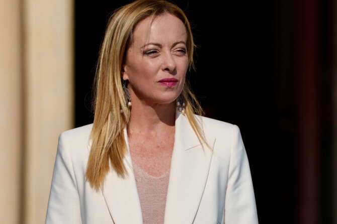 Una giudice applica la legge, la Meloni resta basita: “Così si ostacola il governo!”