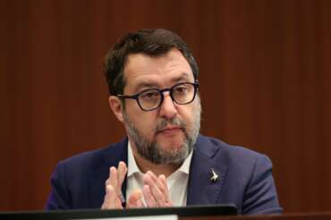 Le false promesse di Salvini: via la Fornero ma in pensione più tardi…