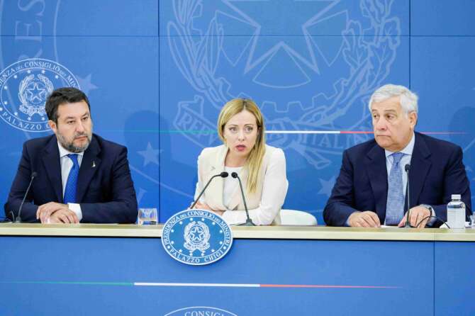 Perché la Meloni ha ritirato la norma sul prelievo sui conti correnti