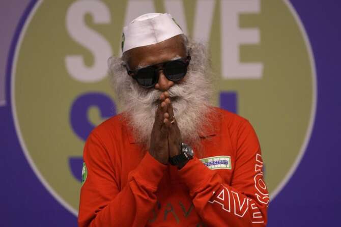 Chi è Sadhguru, il mistico indiano che ha raccolto 4mila persone a Milano: il giallo della moglie e l’impero commerciale