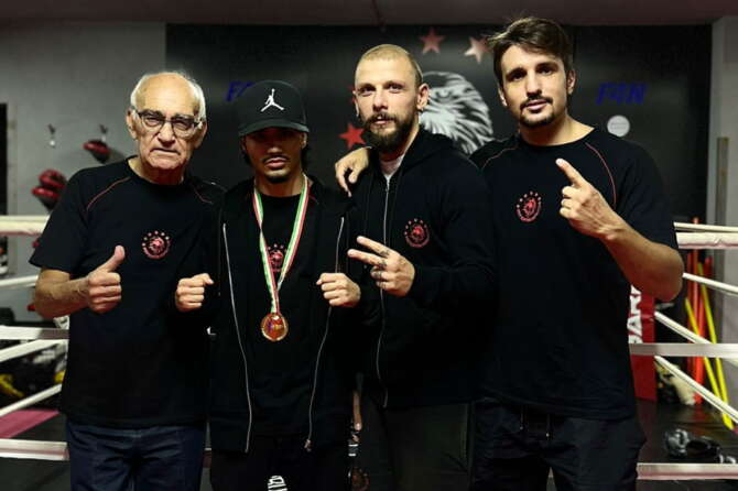 Da sinistra: il maestro Gerardo Esposito, Salvatore Attrattivo, il tecnico Ivan Perna e Luca Donadio, gestore della palestra Pro Fighting Napoli Club