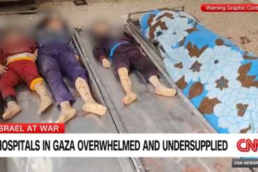 A Gaza i genitori scrivono i nomi sui corpi dei figli per identificarli
