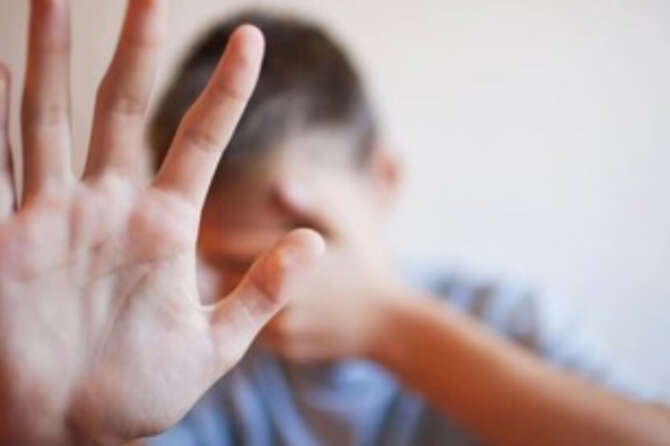 Tortura il figlio perché gay a Torino