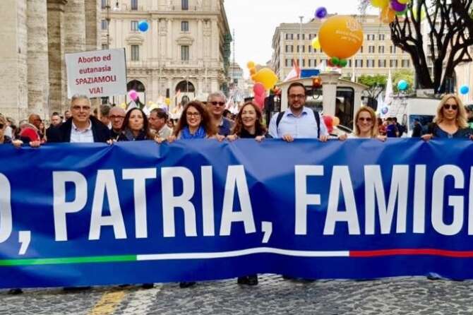 Il concetto di famiglia secondo la destra: etero, bianca e procreativa
