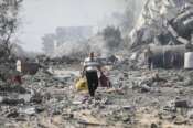 Gaza, la notte di bombardamenti più sanguinosa: Israele colpisce campo profughi, tre ministri verso dimissioni
