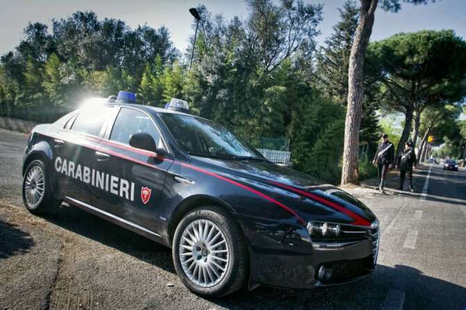 Vico Equense, uno sguardo di troppo alla fidanzata e scatta l’aggressione: 20enne colpito alla testa con un ombrello e accoltellato all’addome