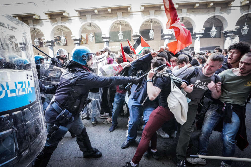 ++ 1 maggio: a Torino doppia carica della polizia ++
