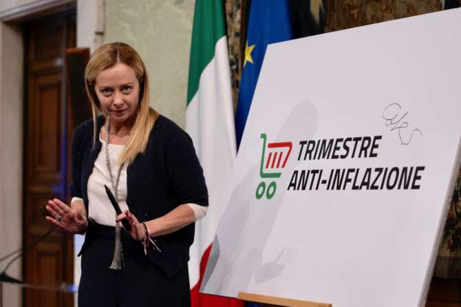 Economia italiana ferma, ecco il “miracolo Meloni”: si interrompe una crescita consecutiva del Pil da 10 trimestri