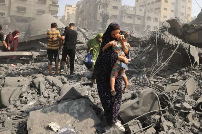 “Gaza è senza via d’uscita, basta bombardamenti”, la denuncia di Gideon Levy di Haaretz