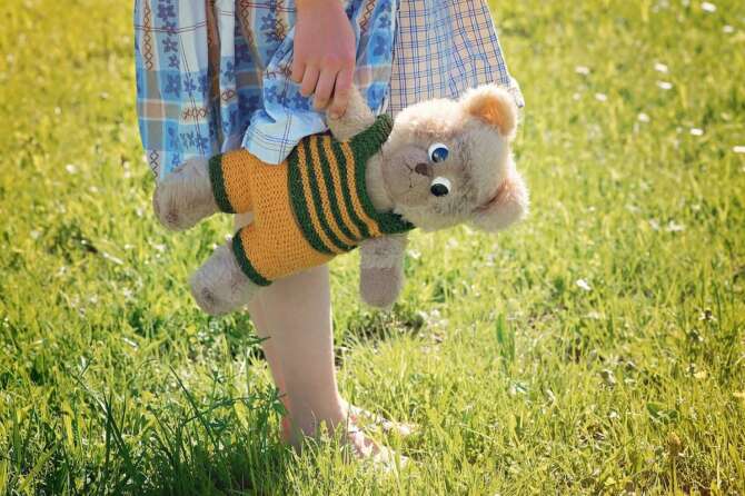 Mima con i peluche le violenze sessuali, arrestato il padre della minore disabile