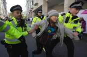 Greta Thunberg arrestata a Londra, l’attivista protestava contro i giganti del petrolio