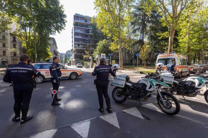 Incidente a Milano, 48enne travolto e ucciso da un autobus sulle strisce: “Stava attraversando col cane”