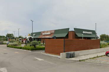 Rissa e spari davanti ad un McDonald’s nel Napoletano: due giovani feriti, 23enne in gravi condizioni